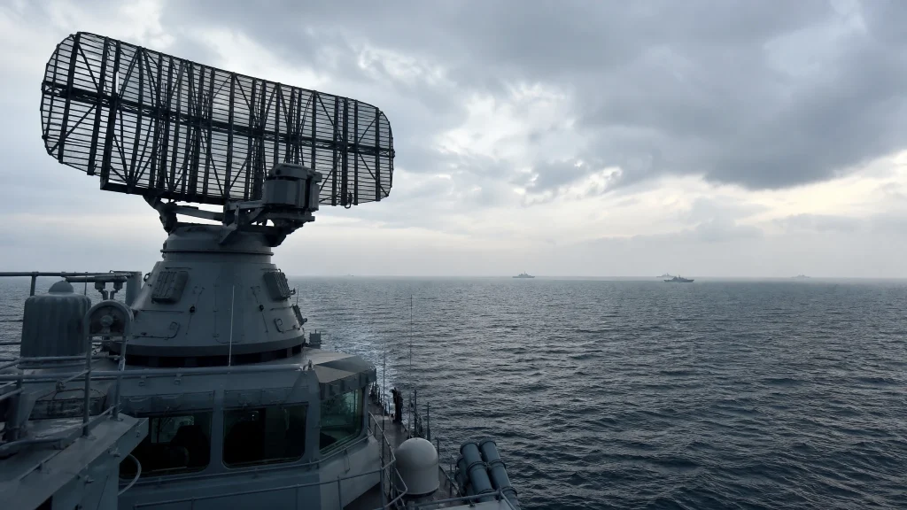 Comment fonctionne le radar à bord des navires ? Explication du suivi naval.